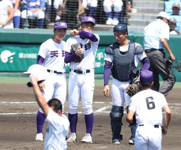 天理のエース長尾 最後に涙も「この甲子園で成長することができた」 1失点完投も無念 最後の打者になった2年生を抱き抱える姿に「高校球児の鏡」とSNS