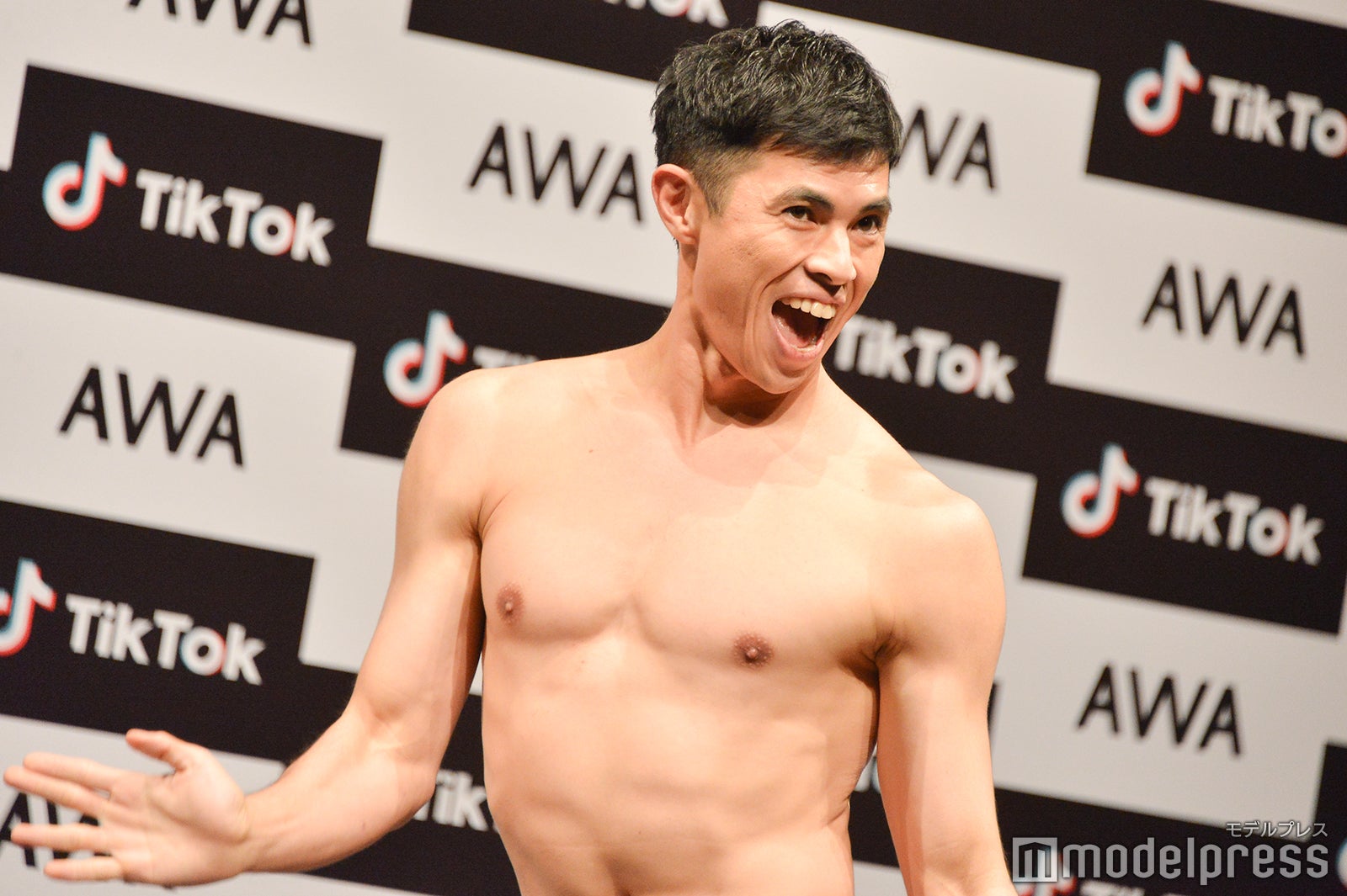 「あわあわダンス」を披露する小島よしお （C）モデルプレス