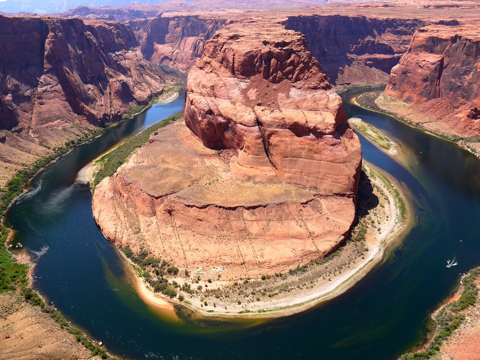 アメリカ・コロラド川沿いの蛇行スポット、ホースシューベンド／photo by 写真素材ぱくたそ[photographer mashimaro-jp]