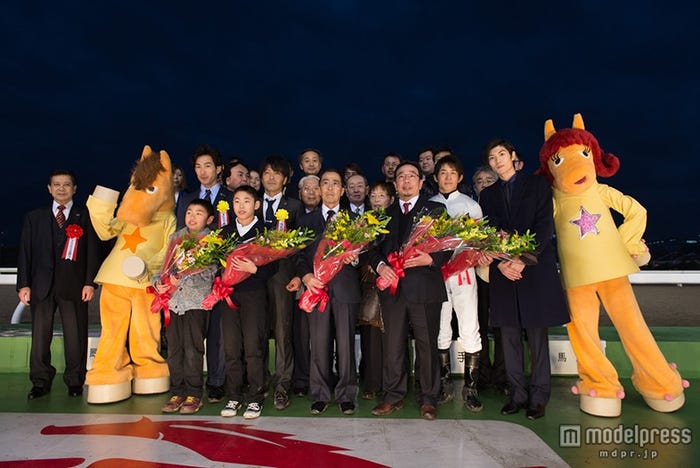 「第60回東京大賞典」の様子/三浦春馬(右端)