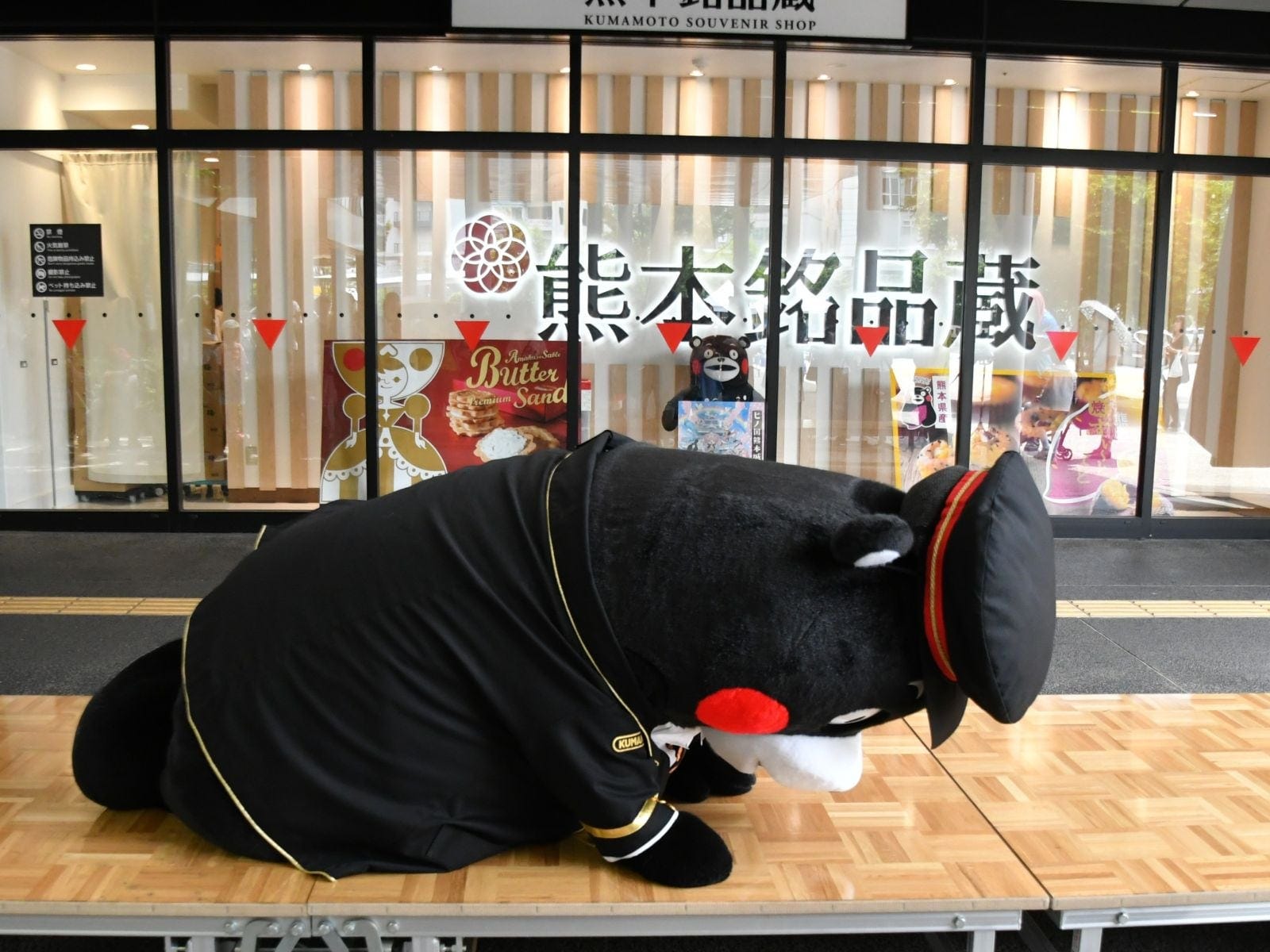がっくりなくまモン=6月29日、熊本市