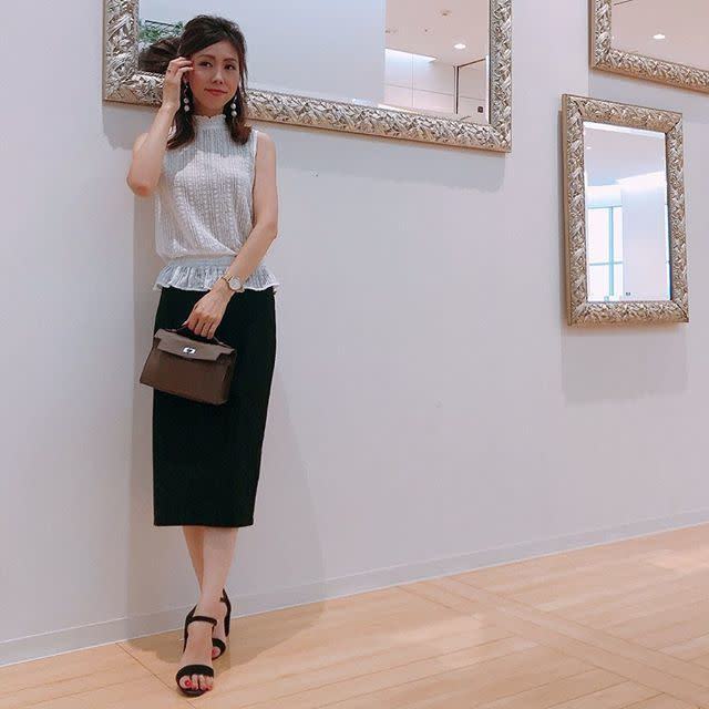 夏の 黒タイトスカート をおしゃれに着回し 爽やかで今っぽい大人スカートコーデ9選 モデルプレス