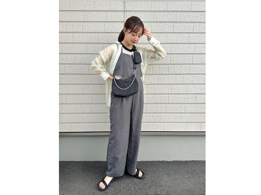 グレーのサロペットは少しクールなテイストで着られる　出典：WEAR