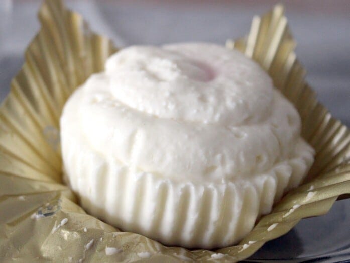 こんもりとしたチーズクリームが、見た目にも軽やか