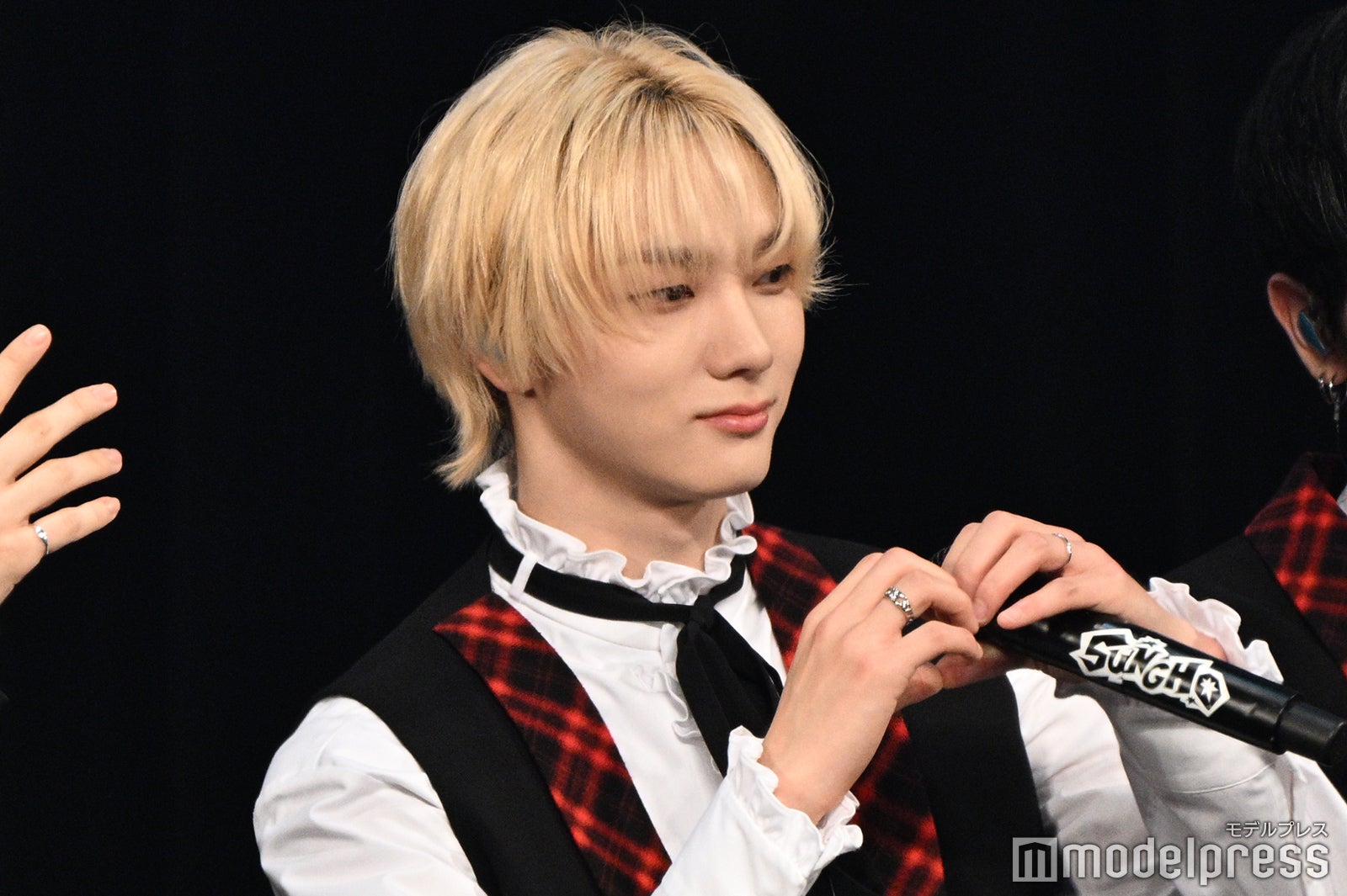 ハートポーズで微笑むSUNGHO（ソンホ）（C）モデルプレス