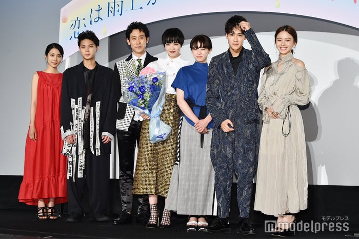 (左から)松本穂香、磯村勇斗、大泉洋、小松菜奈、清野菜名、葉山奨之、山本舞香 (C)モデルプレス