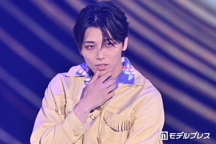 ONE N’ ONLY高尾颯斗、アロハシャツ×フリンジがハイセンス 首傾げる仕草がかっこいい【ガルアワ2026SS】