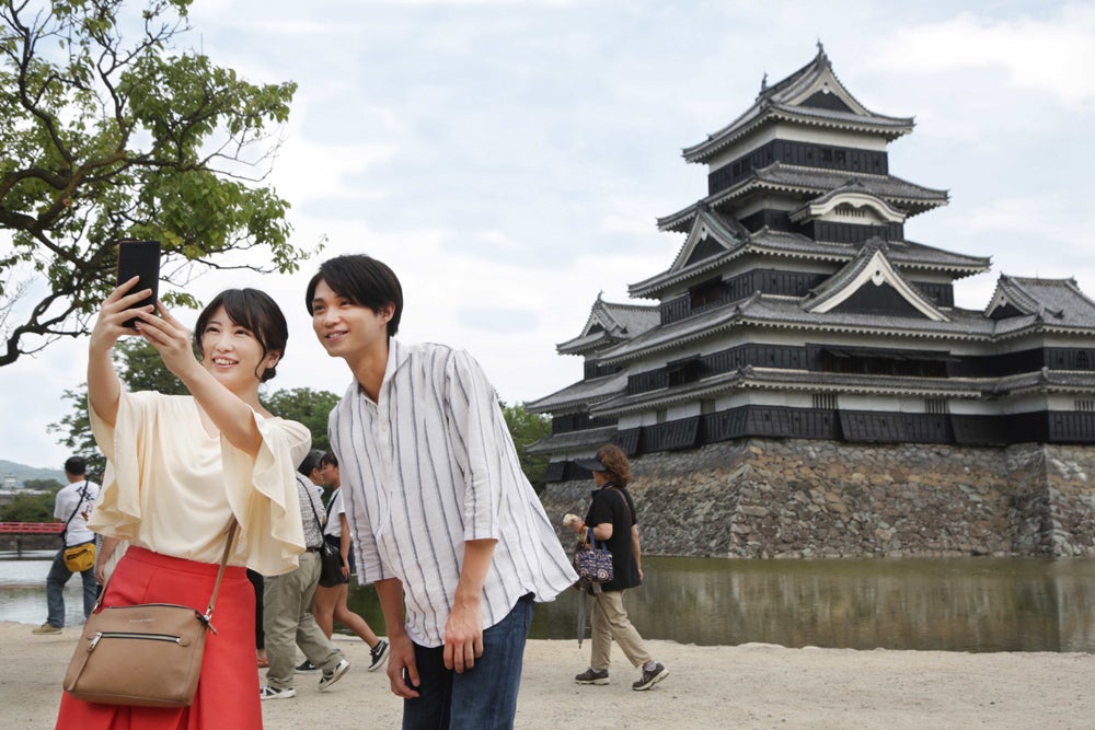 （左から）志田未来、磯村勇斗（C）フジテレビ