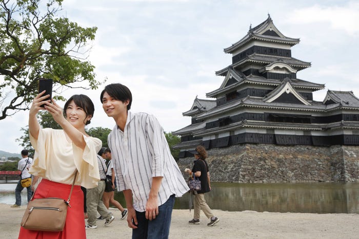 (左から)志田未来、磯村勇斗(C)フジテレビ