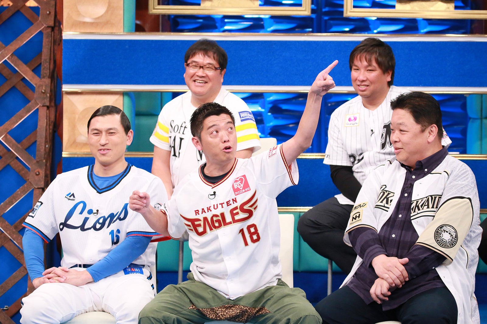 パ・リーグファン代表（前列左から）春日俊彰、かみじょうたけし、伊集院光（後列左から）カンニング竹山、里崎智也（C）テレビ朝日