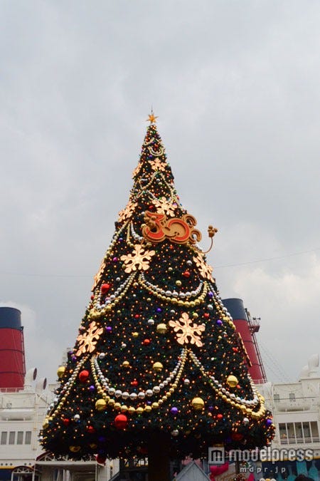 S.S.コロンビア号の前の高さ約15メートルのクリスマスツリー(昼)30周年のロゴ付き