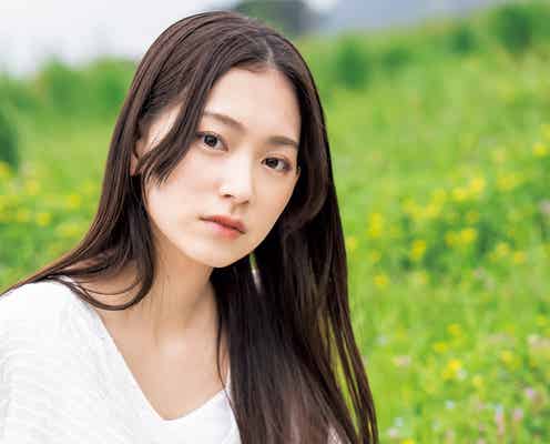 HKT48最上奈那華、清涼感溢れるワンピース姿で「BOMB」ソログラビア初登場<独占カットあり>