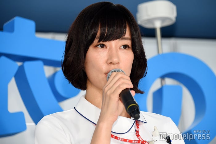 水川あさみ 撮影中に チャックが全開 白衣の戦士 モデルプレス