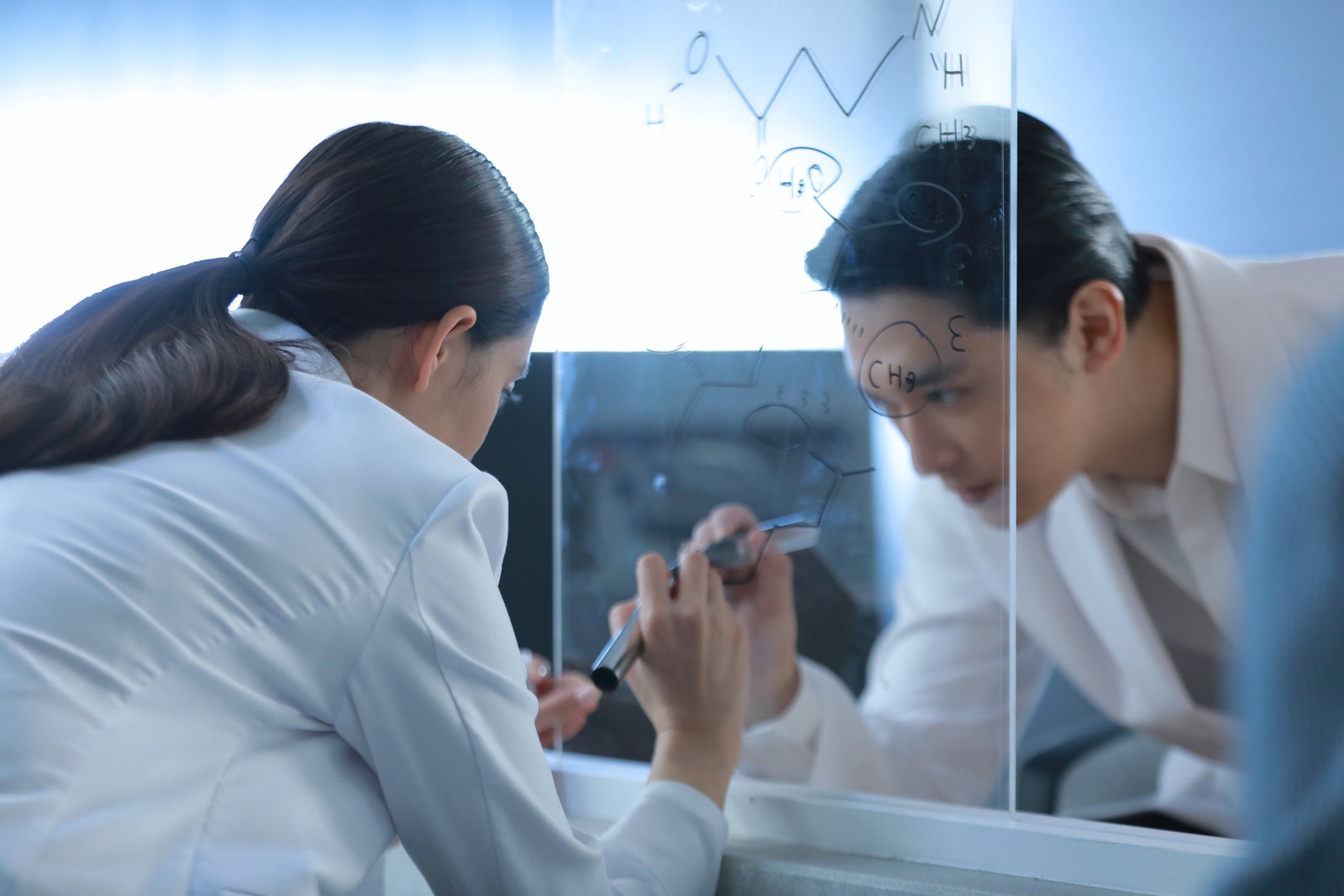 （左から）新木優子、吉沢亮