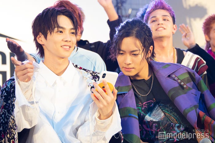 トークコーナー中、LINE LIVEを見る吉野北人・川村壱馬 (C)モデルプレス