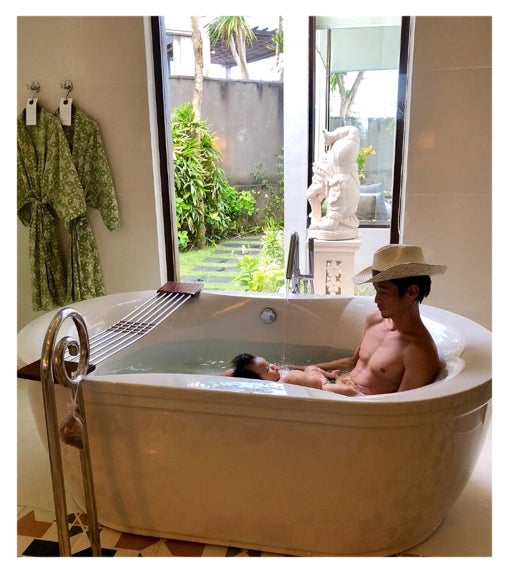 娘・あまとちゃんをお風呂に入れる窪塚洋介／PINKYオフィシャルブログ（Ameba）より