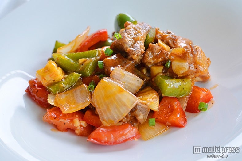 「AZURA」ではイタリアンだけでなくベトナム料理も味わえる／「Wok fried pork rib with sweet and sour sauce」