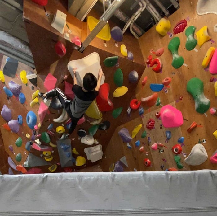 ボルダリング中の岐洲匠 (提供写真)