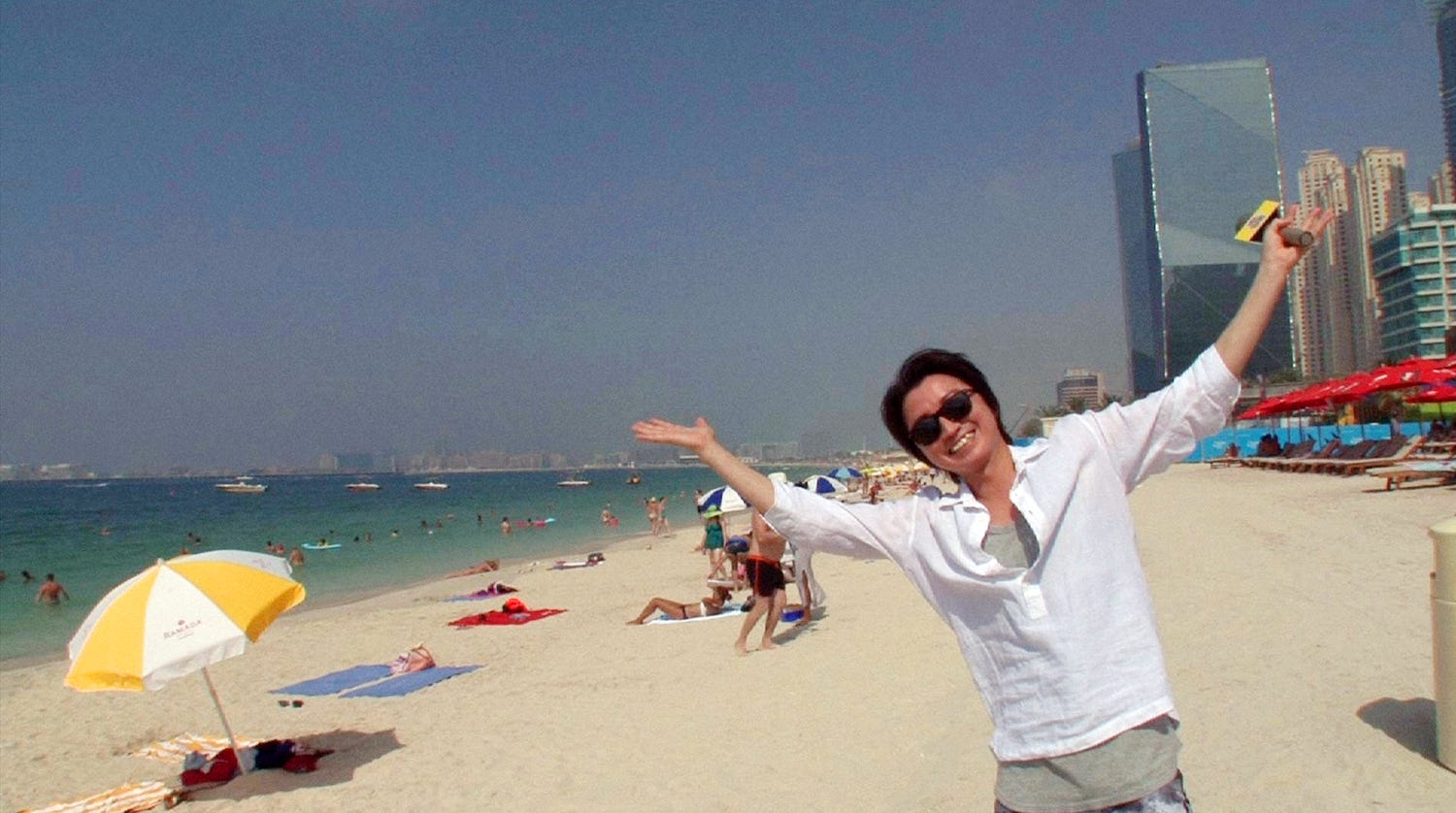 “新人リポーター”藤原竜也、ドバイに降臨 体当たり調査でびしょ濡れに