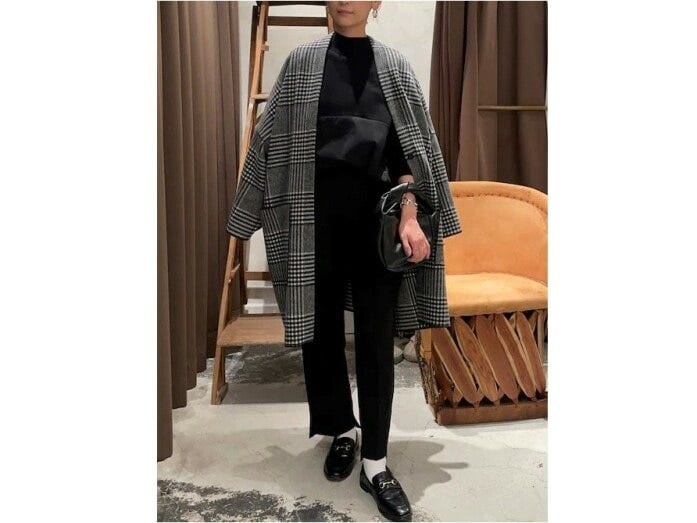 中に着るコーデをブラックで統一し、縦長にすらっと見せて　出典：WEAR