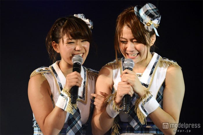 涙する島田晴香(右)/「僕の太陽」公演千秋楽の様子(C)AKS