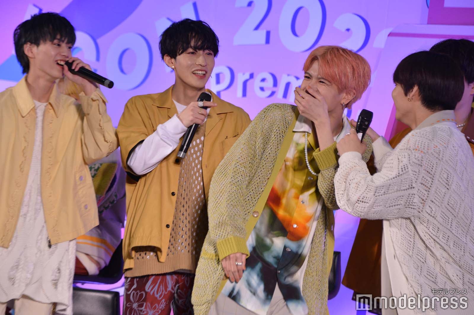 笑ってしまった栗田航兵にツッコミを入れるメンバー （C）モデルプレス