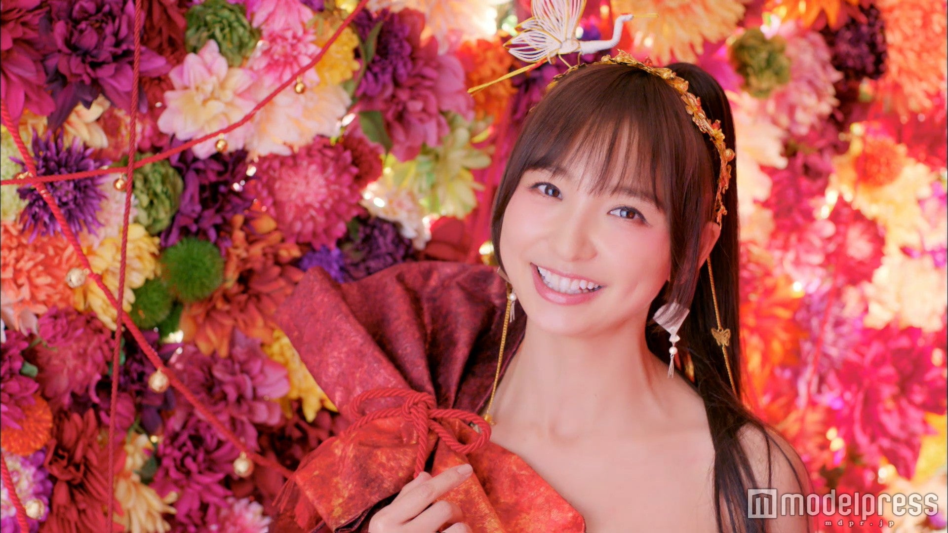 篠田麻里子／AKB48「君はメロディー」MVより（C）AKS／キングレコード