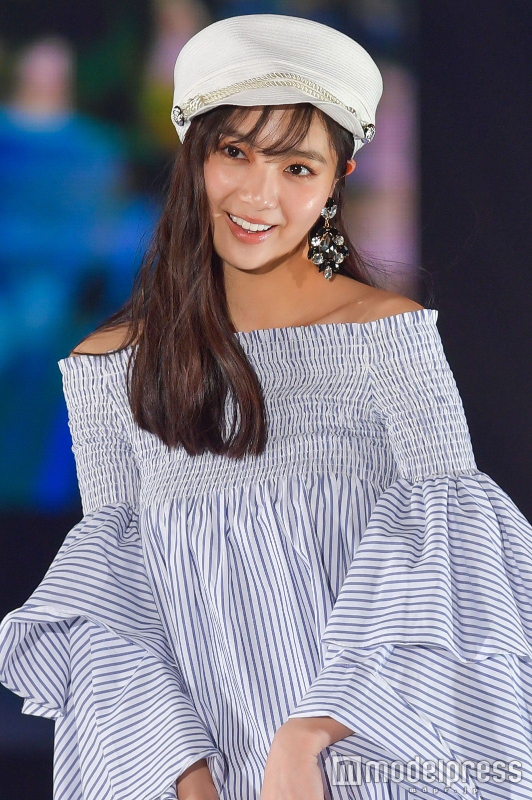 新川優愛、極上ミニワンピからのぞく美脚にドキッ デコルテも披露