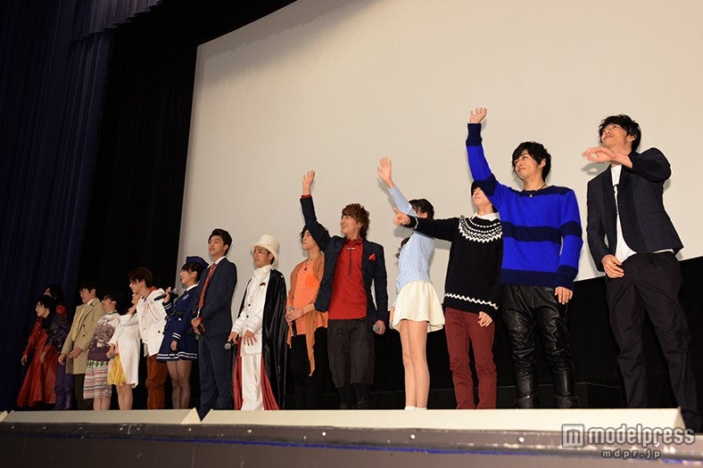 （左より）蕨野友也、上遠野太洸、井俣太良、浜野謙太、吉井怜、稲葉友、内田理央、竹内涼真、綾部祐二、佐野岳、小林豊、志田友美、高杉真宙、久保田悠来、青木玄徳