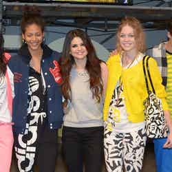 「adidas NEO Label」のファッションショーに出演したセレーナ・ゴメス（中央）