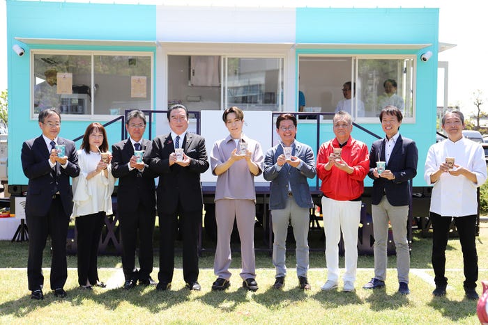 EXILE TETSUYAら(C)「MEGANE no MACHI CAFE」produced by AMAZING COFFEEオープニングセレモニー