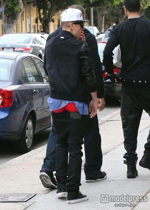 ジャスティン・ビーバー、赤パンツまる出しでショッピングへ