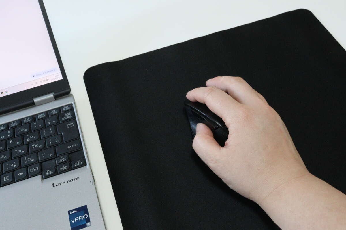 ダイソーのゲーミングマウスパッドは薄め設計で沈み込みが少ない
