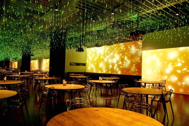 レストラン「WHITE ART」（C）SMALL WORLDS．Inc