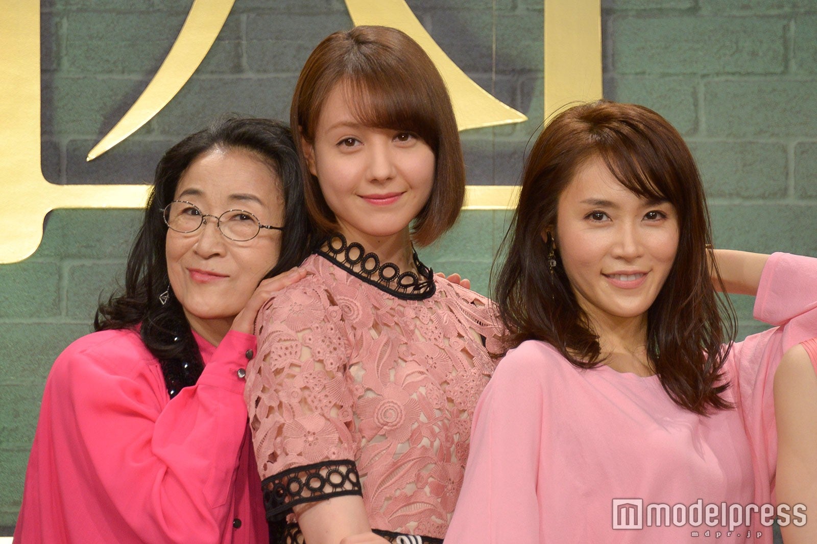 （左から）木野花、トリンドル玲奈、山口紗弥加（C）モデルプレス