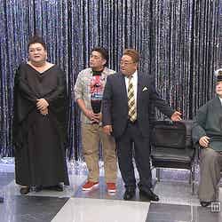 （左から）石黒浩教授、マツコ・デラックス、富澤たけし、伊達みきお、マツコロイド（C）日本テレビ