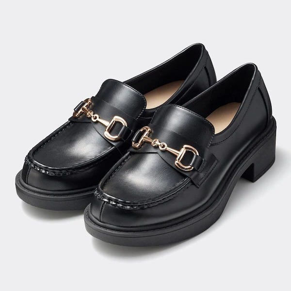GU　セーター×デニム　レイヤードコーデ　スタイリッシュ　EccO　イラスト　ボリュームソールビットローファー