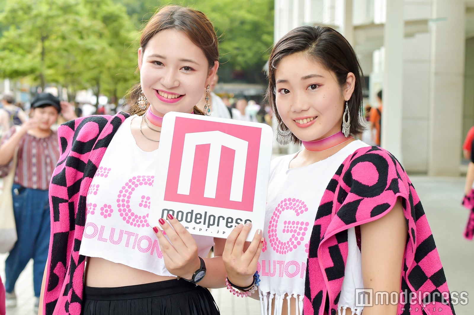 オリジナルTシャツで参戦した2人組 （C）モデルプレス