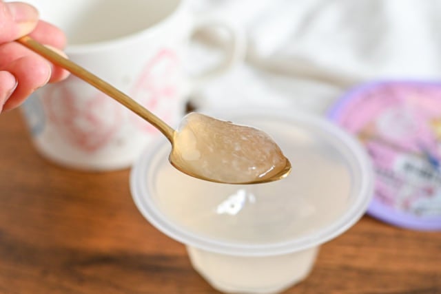 ローソンのセーラームーンマグカップ＆白桃ゼリーをスプーンですくっているところ