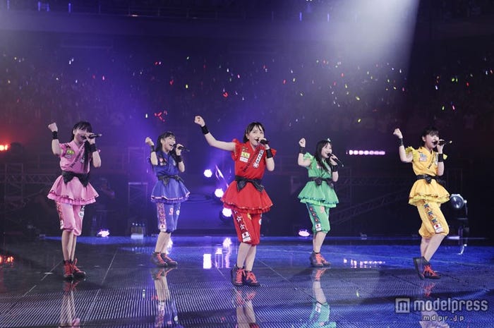 ももいろクローバーZが平面大型モニターステージで縦横無尽に暴れまくった。(Photo by hajime kamiiisaka)