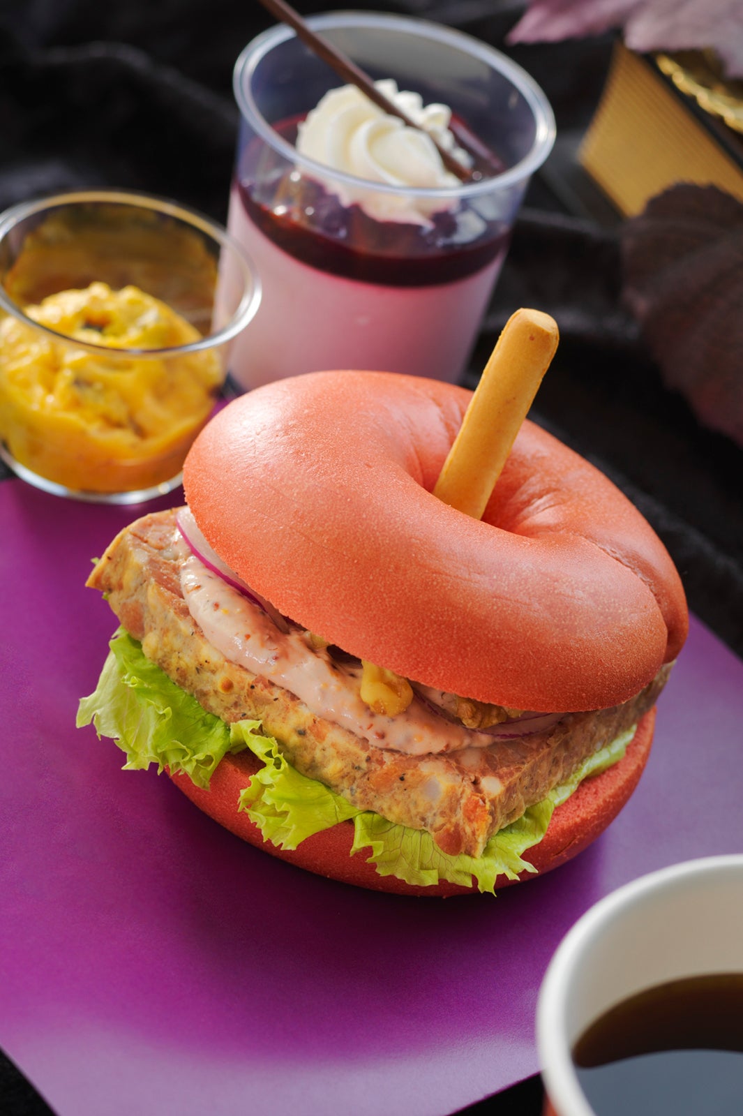 ウィックド・クイーンをイメージしたスペシャルセット1,150円／ニューヨーク・デリ（C）Disney