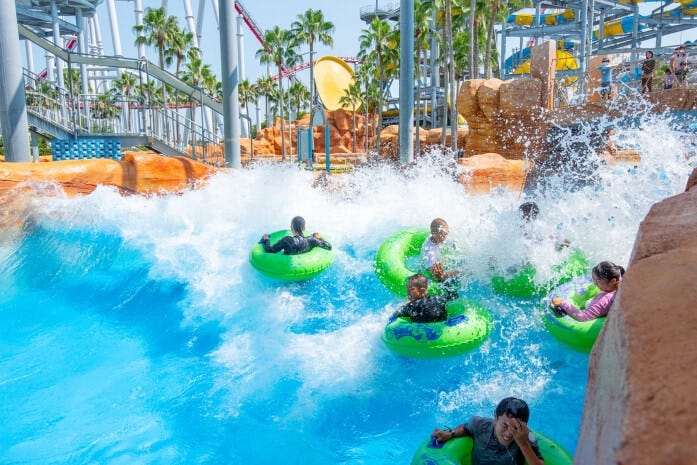 普通の流れるプールの約3倍の激流を体験できる全長約320mの「超激流プール」【制限】身長120cm以上(身長130cm未満は指定のライフジャケット着用が必要)