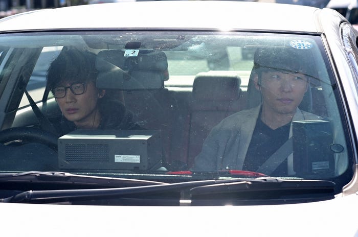 綾野剛、星野源/「MIU404」第1話より(C)TBS