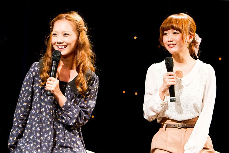 武智志穂、田中里奈（「ラフォーレファッションウィーク'11」より）