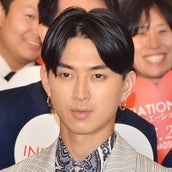松田翔太 スーツ 黒縁メガネのニュースキャスター姿で 優しく注意 モデルプレス 松田翔太 スーツ 黒縁メガネのニュースキャスター姿で 優しく注意 モデルプレス