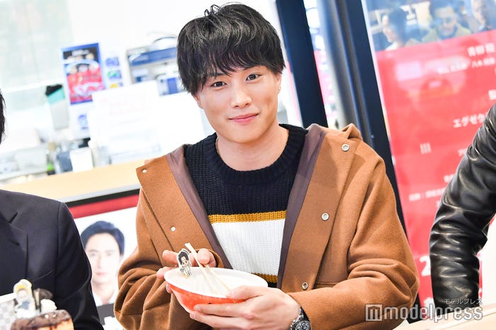 ラーメン“完食”/鈴木伸之(C)モデルプレス