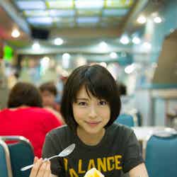 台湾の夜市で食べた、マンゴーかき氷／『浜辺美波写真集voyage』より（写真提供：KADOKAWA）