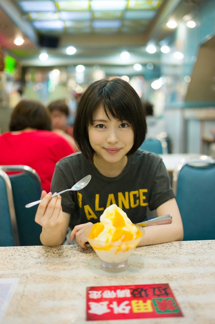 台湾の夜市で食べた、マンゴーかき氷/『浜辺美波写真集voyage』より(写真提供:KADOKAWA)
