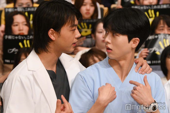 通訳者にの代わりにキム・ムジュンに説明する竹内涼真(C)モデルプレス