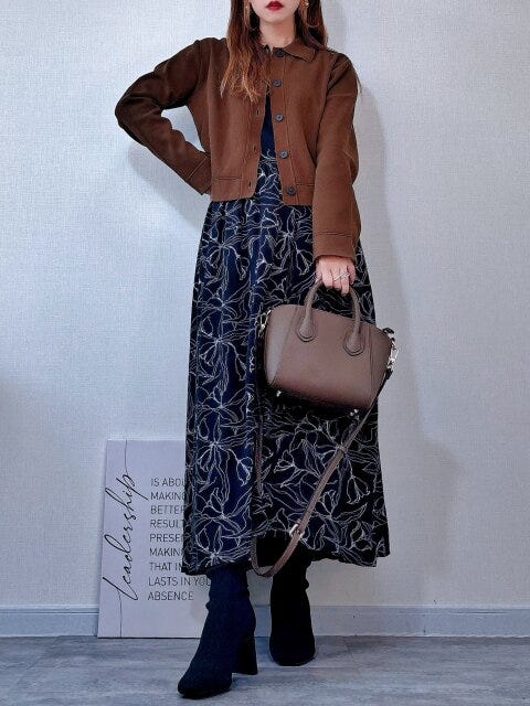シックな花柄スカートでつくる秋のデートコーデ